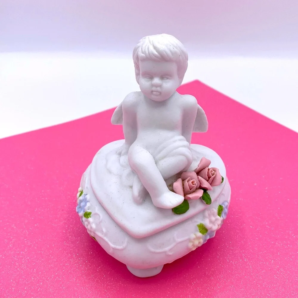 Vintage White Porcelain Cherub Angel Heart Shaped Trinket Box Valentines Gift